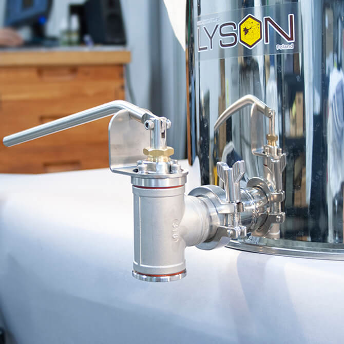 Lyson bottling valve on tank